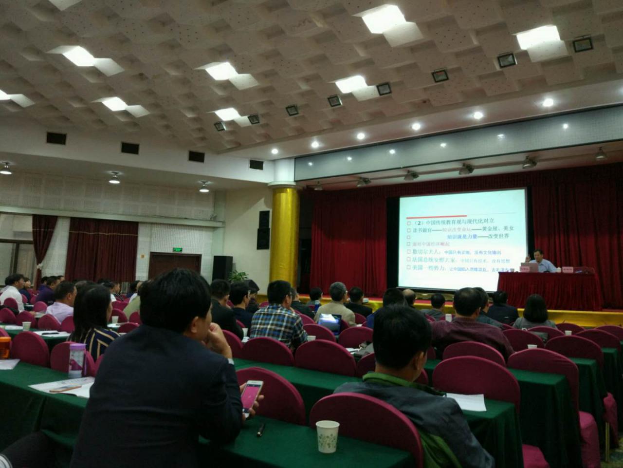 500人的會(huì)議現(xiàn)場(chǎng)座無虛席