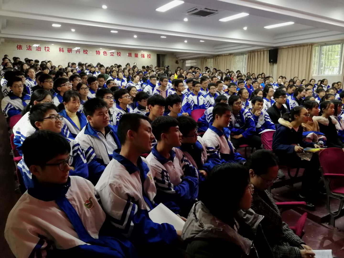 偌大的教室座無(wú)虛席