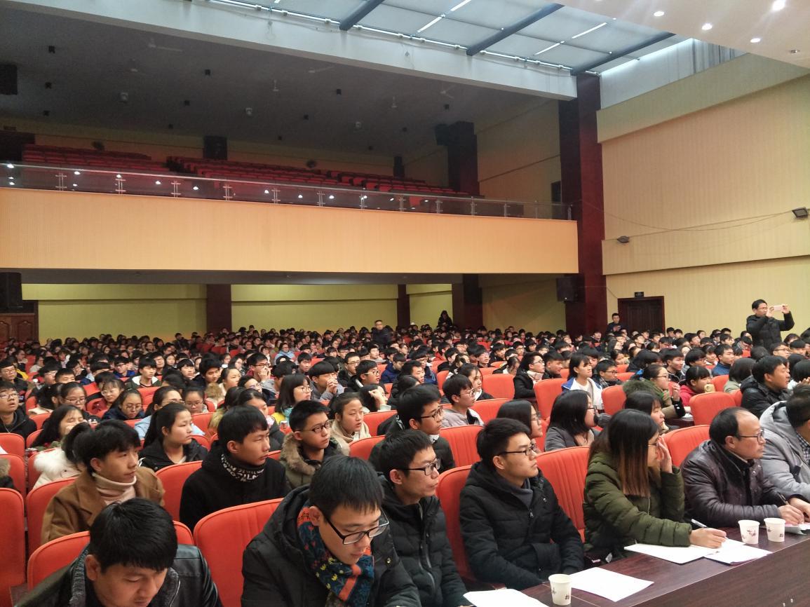 講座現(xiàn)場，老師和學(xué)生們認(rèn)真聆聽專家的授課